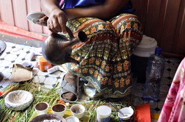 Tradicional ceremonia del café, en una casa particular de la ciudad de Dessie, en el centro norte de Etiopia