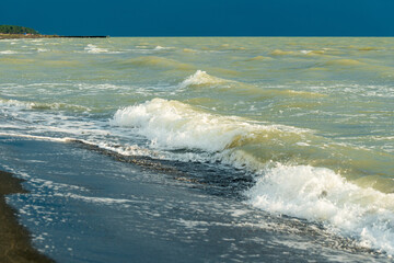 Fototapeta premium sea and blue dramatic sky. tide at sea during blue twilight in cloudy weather