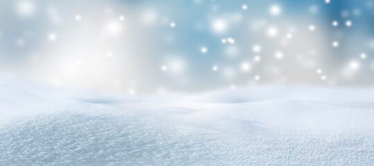 Unscharfer Hintergrund mit Schnee und Schneeflocken