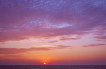 Obraz premium Beautiful sunset on the beach and sea