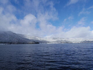冬の余呉湖（滋賀県長浜市）