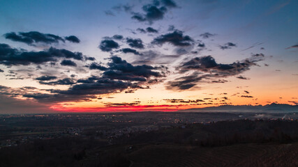 Obraz premium Colorful sunset in the italian vineyards