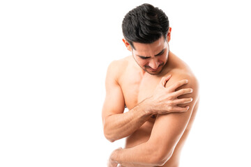 Obraz premium Man having shoulder pain