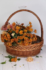 Fototapeta na wymiar basket with autumn leaves