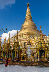Naklejka premium Moine devant la pagode Shwedagon à Yangon, Myanmar