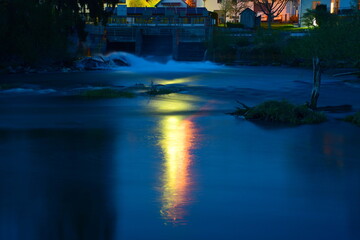 Lichtspiele im Fluss der Donau am Abend