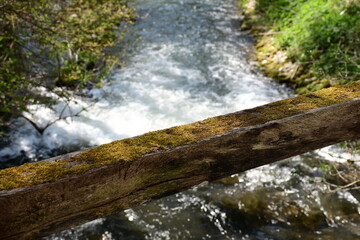 Holzbrücke über einem wilden Fluß