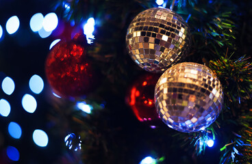 The mirror ball with the light of the Christmas tree