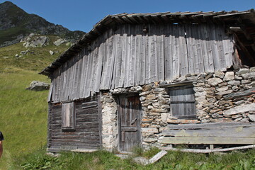 Naklejka premium paesaggi dolomitici con le tipiche costruzioni in legno