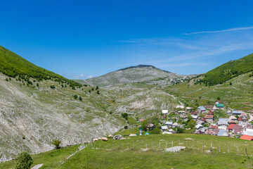 Naklejka premium Mountain village in a valley