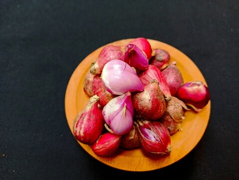 Premium Photo  Shallots or red onion purple shallots on wooden background  fresh shallot for medicinal products or herbs and spices thai food made  from this raw shallot