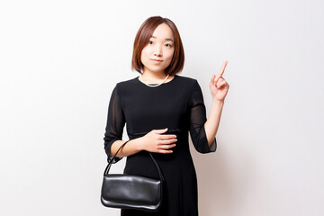 喪服を着たポイントを示す女性