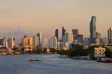 Obraz premium Bangkok cityscape view and Chao phraya river at sunset in Bangkok Thailand