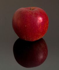 Roter Apfel mit Spieglung.