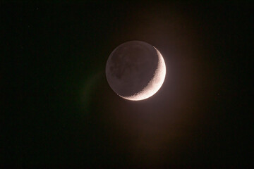aufgehende Mondsichel am 4 Tag nach Neumond