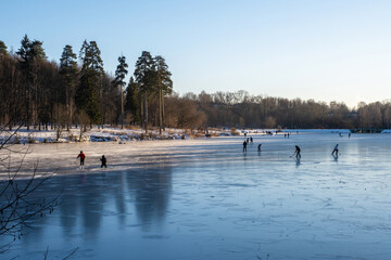 Fototapeta na wymiar Ice skating on the first ice on the Talka river in Ivanovo.