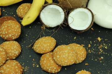  round ginger biscuit with crumbs