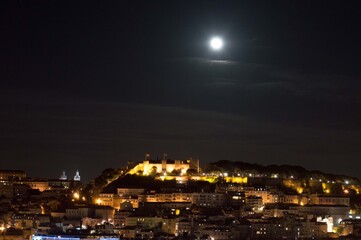 Obraz premium Portugal e seus maravilhosos lugares para se conhecer: castelos, prédios, monumentos, praias e muito mais.