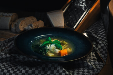 Minestrone im Teller bei Stimmungsvoller beleuchtung