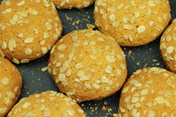  round ginger biscuit with crumbs