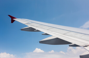 Obraz premium airplane wing with blue sky