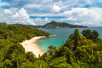 Fototapeta na wymiar Krajobraz nadmorski, wybrzeże z roślinnością tropikalną, wysepki i ocean, rajska plaża