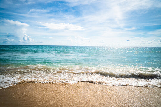 Tropikalny krajobraz, plaża oraz ocean i niebieskie niebo, egzotyczne tło.