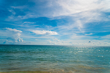 Tropikalny krajobraz, plaża oraz ocean i niebieskie niebo, egzotyczne tło. - obrazy, fototapety, plakaty