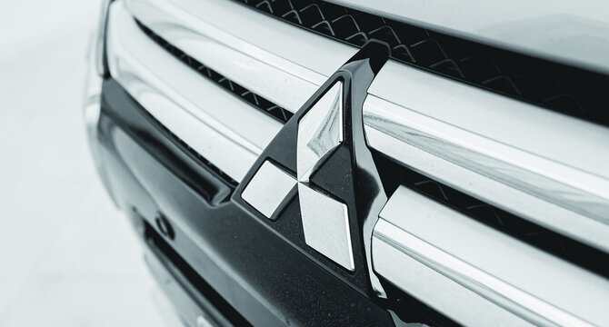 Mitsubishi Motors. Carros, autom&oacute;veis, editorial. Foto da logo da empresa japonesa Mitsunishi Motors. Parte dianteira de um ve&iacute;culo Eclipse Cross, ano 2019.