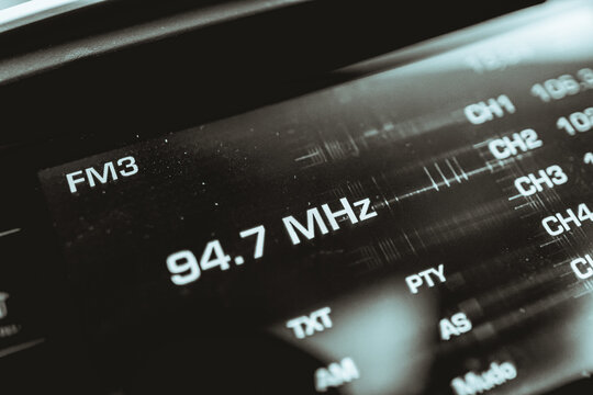 Sintonização de uma rádio FM na tela de central multimídia de um carro . 