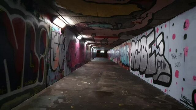 Frankfurt Unterf&uuml;hrung Graffiti Sprayer