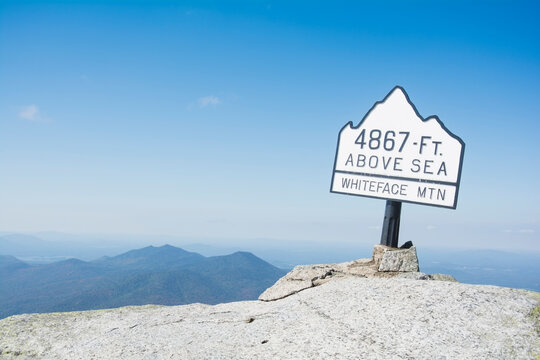 USA, New York State, Wilmington, Sign on Whiteface Mountain summit