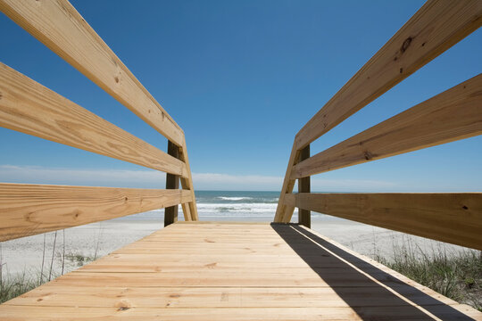 USA, North Carolina, Topsail Island, Boardwalk leading to beach
