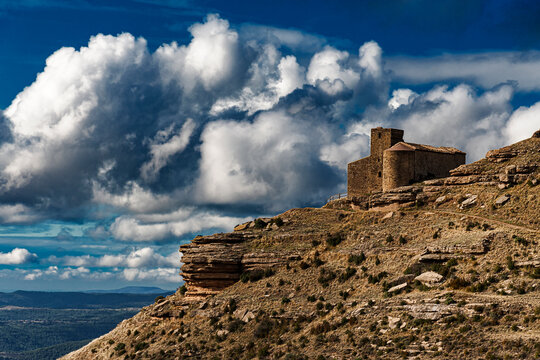 Ermita de Marcuello, en Huesca con nubles blancas y cielo azul