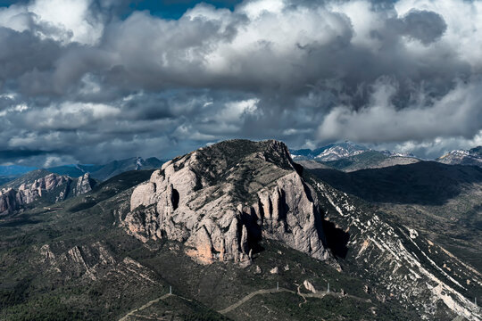 Macizo monta&ntilde;oso de los mallos de riglos, desde lo lejos