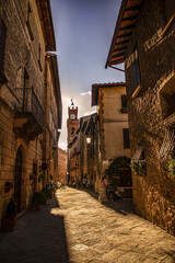 Via di centro storico di Pienza in Val'Orcia in giornata estiva soleggiata