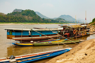 Fototapeta na wymiar Boote am Nam Khan Fluss, Luang Prabang in Nordlaos.
