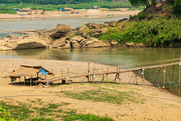 Luang Prabang in Laos am Mekong. Bambusbrücke über den Nam Khan Fluss.