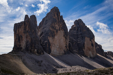 Vista dal versante est sulle 3 cime di Lavaredo in giornata estiva  soleggiante
