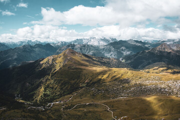 Vista sulle Dolomiti dal rifugio Averau in giornata estiva  Soleggiata. Si intravede il ghiacciaio della Marmolada