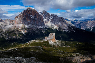 Obraz premium Vista panoramica delle 5 torri e montagne limitrofi nelle Dolomiti in giornata soleggiata.