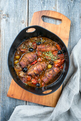 Modern Style traditionelle slow cooked deutsche Rouladen vom Rind mit Gemüse und Oliven in...