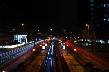 Langzeitbelichtung an einer Bahnhaltestelle