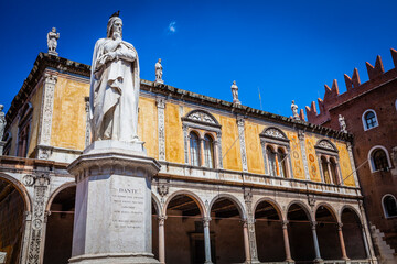 Fototapeta na wymiar Statue of Dante Aleghieri in the old town of Verona, Italy