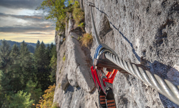 Karabiiner eingehakt auf Naturfels - Kletterroute