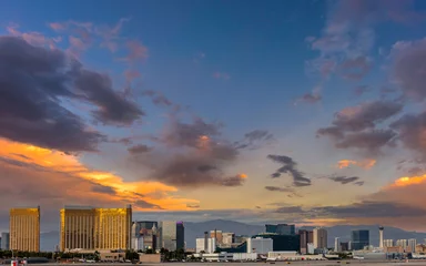 Rolgordijnen Las Vegas skyline at dusk © John