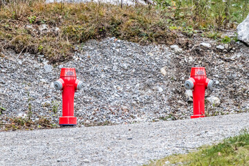 zwei rote Feuerhydranten an einem Weg