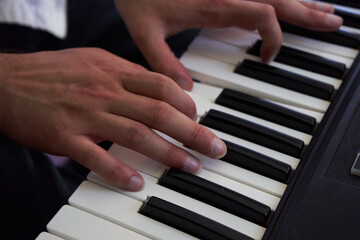 Obraz premium close-up detail of the hands of a pianist playing his instrument
