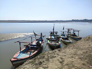 Obraz premium boats on the river ready for fishing