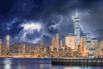 Obraz premium Downtown Manhattan skyline under a coming storm, New York City - USA